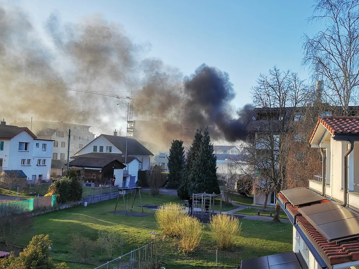 Man sieht Rauch aufsteigen.